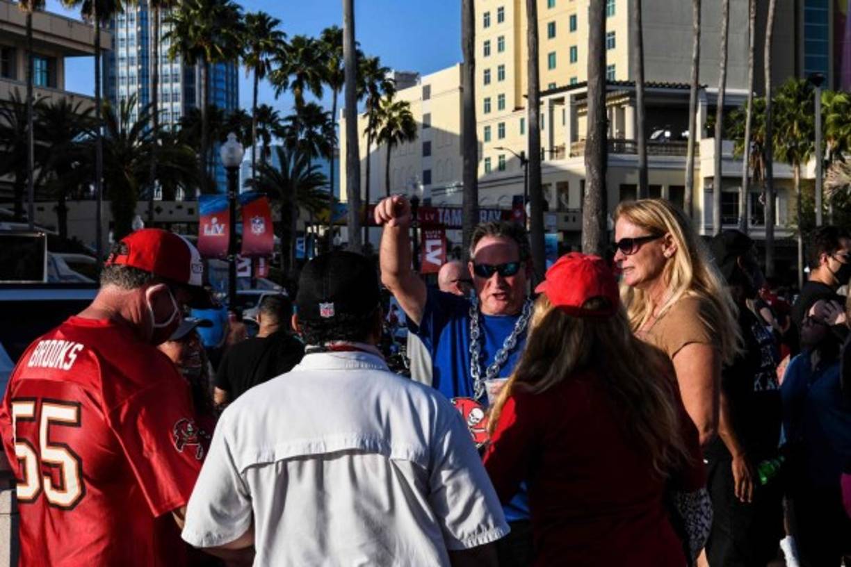 Ayer, el Departamento de Salud de Florida informó de más de 6,600 nuevos casos (por los 7,486 informados el sábado) y la muerte de 97 residentes.