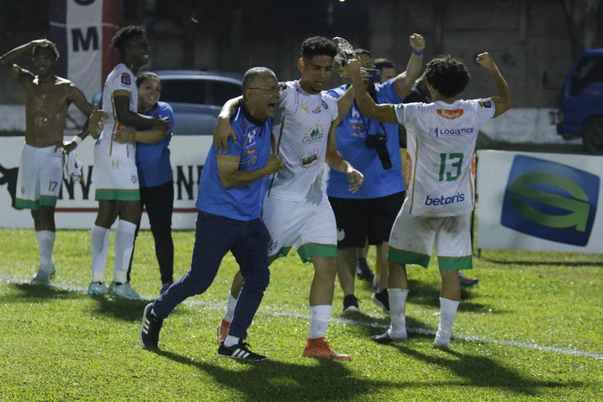 Festejos de futbolistas y cuerpo técnico de Platense.
