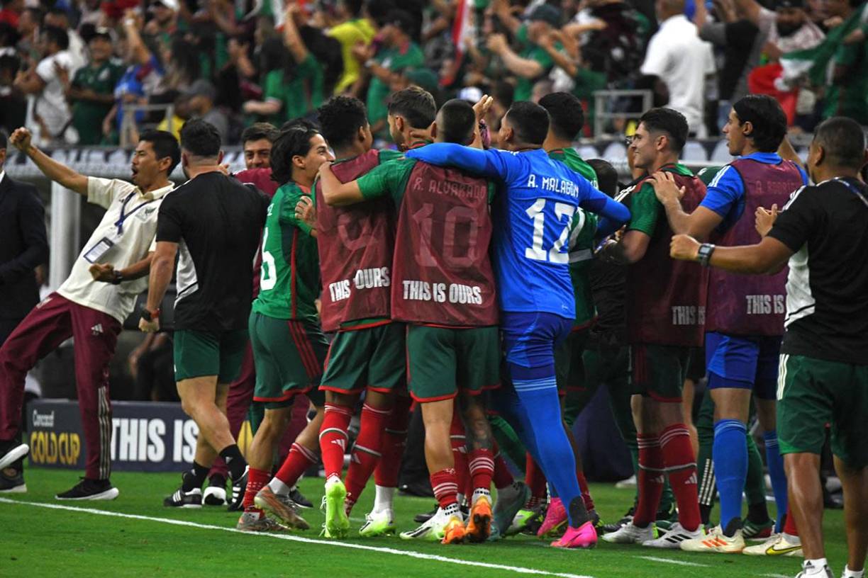 Los jugadores suplentes mexicanos también festejaron los goles.