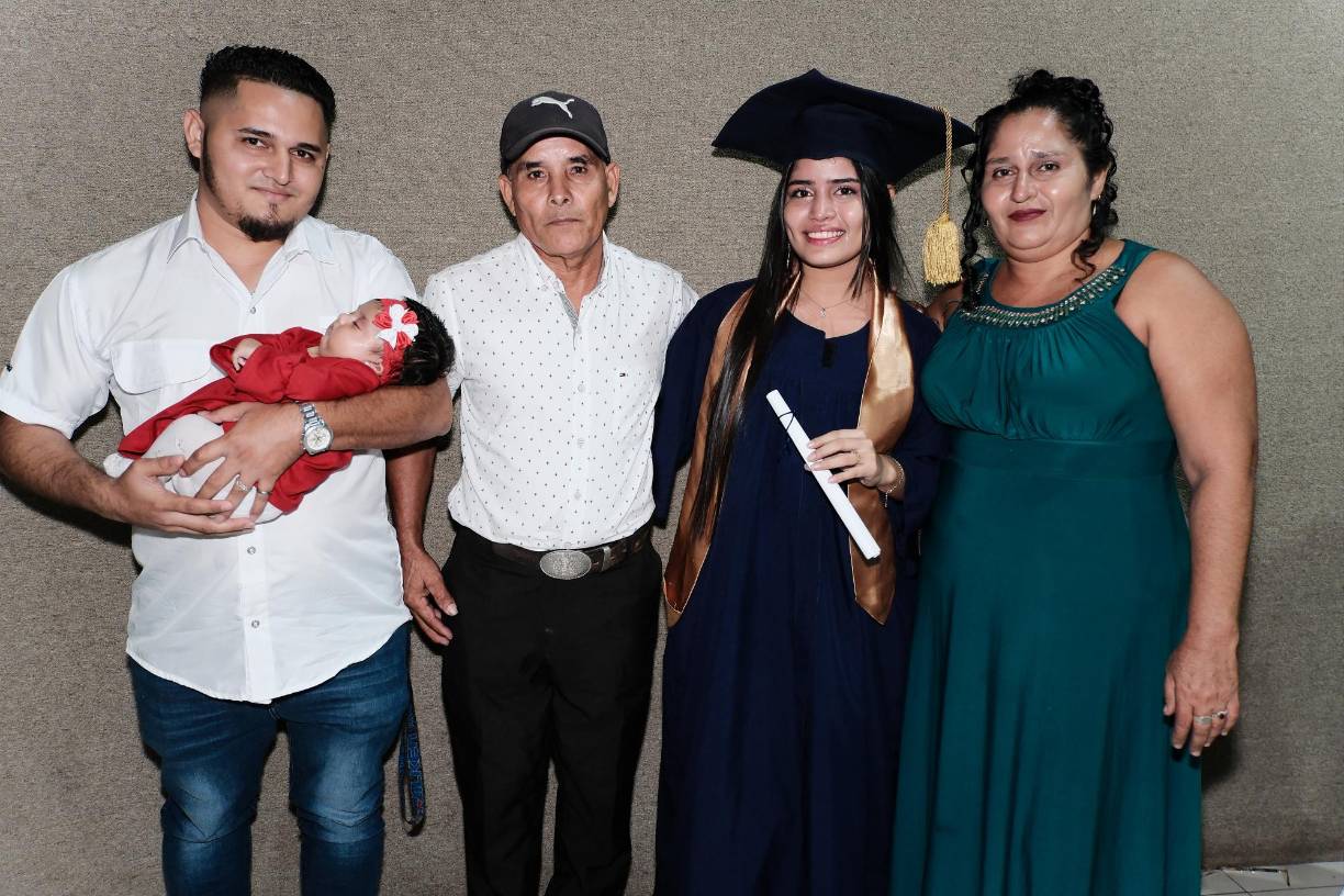Rony, Julián y Reyna Argueta junto a Francisca Rodríguez 