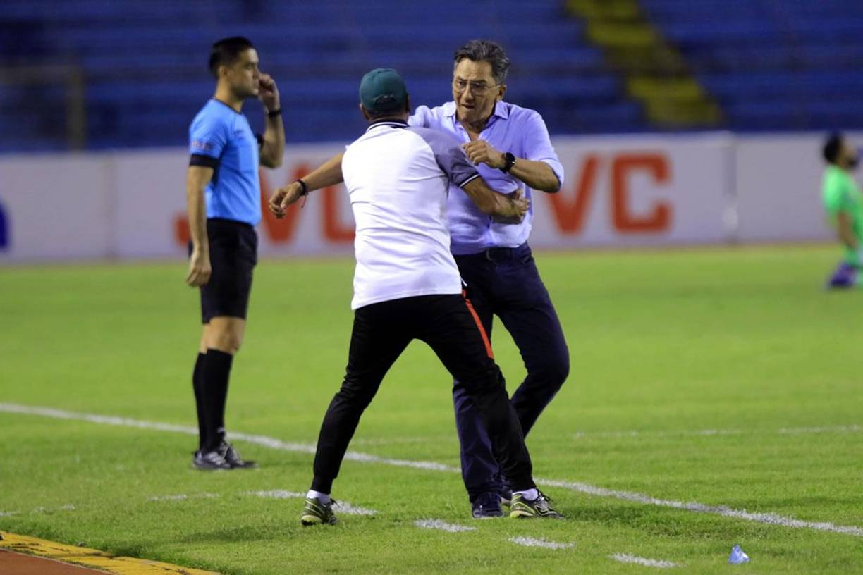 Salomón Nazar celebró con el cuerpo técnico su primer triunfo del campeonato con el Marathón.