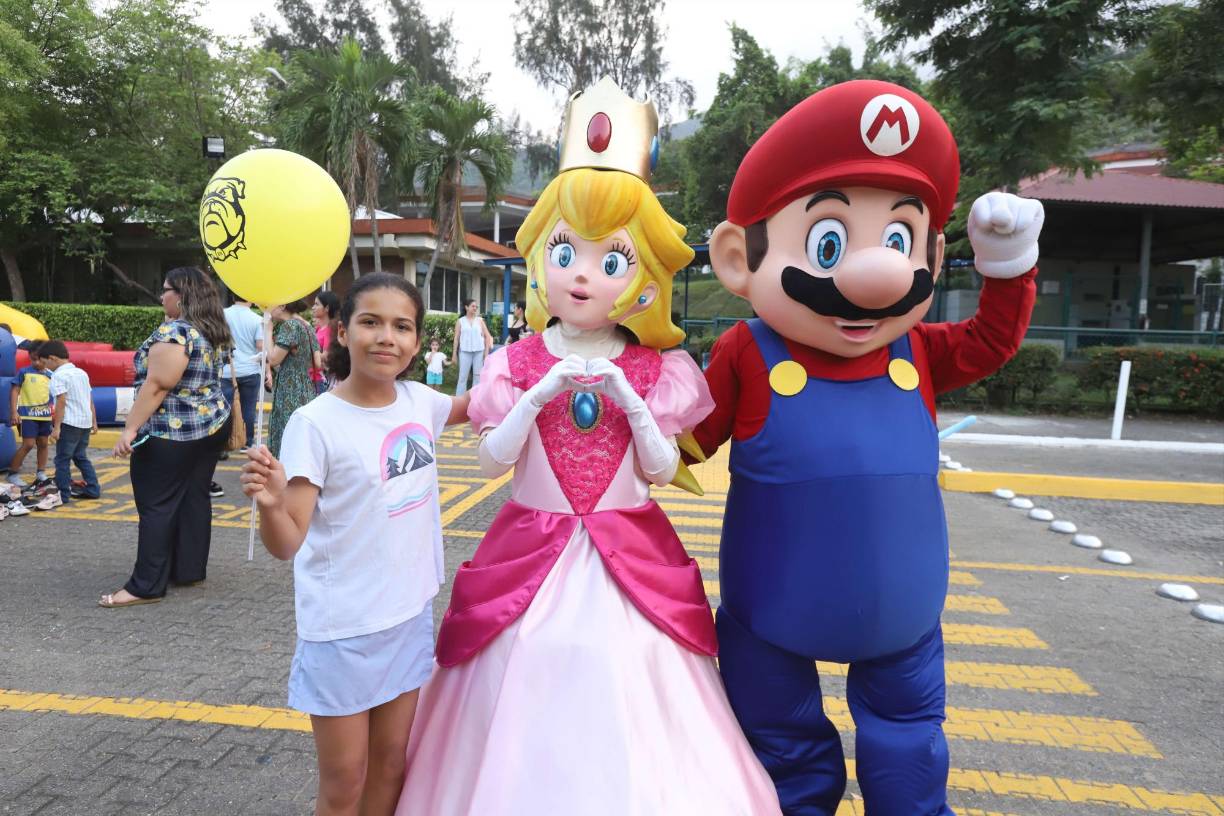 Anelisse Moncada junto a los personajes Peaches y Mario Bros