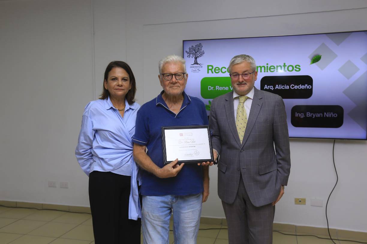 El antropólogo Rene Viel recibió un reconocimiento. 