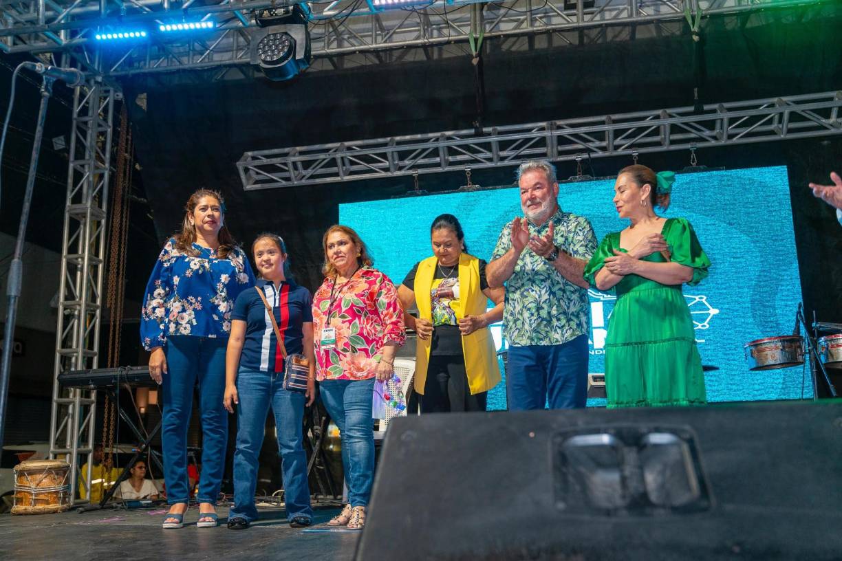 El comité de la feria coordinado por las regidoras Maria Vega y Eriselda Leonardo junto a las autoridades municipales y los representantes de Integrar que recibirán el 20% de las ganancias de la feria.