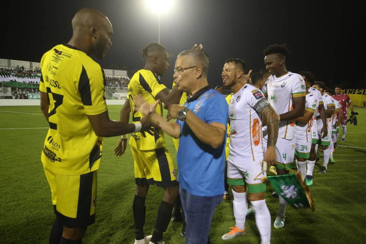 Directivo del Platense también sorprendió al tomarse el tiempo para saludar personalmente a cada uno de los jugadores del Génesis antes del inicio del partido.