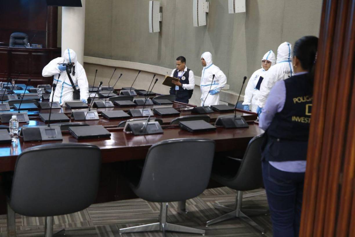 La diputada Lissi Cano, a través de sus redes sociales, informó que sus curules habían sido violentadas y sus gavetas, abiertas por personas ajenas a ellos.