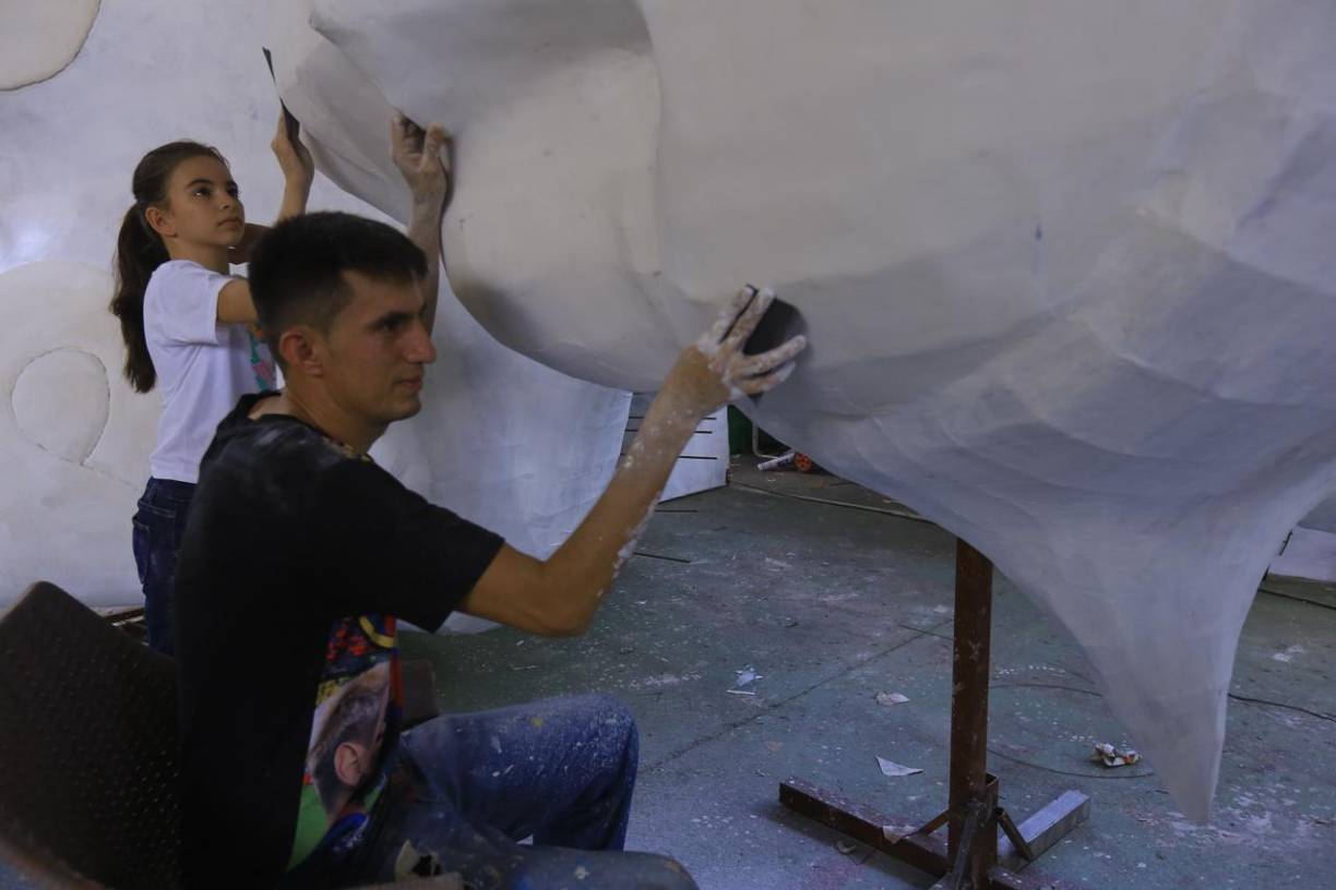 Hay niños que están involucrados en el proceso y ayudan a los artesanos.