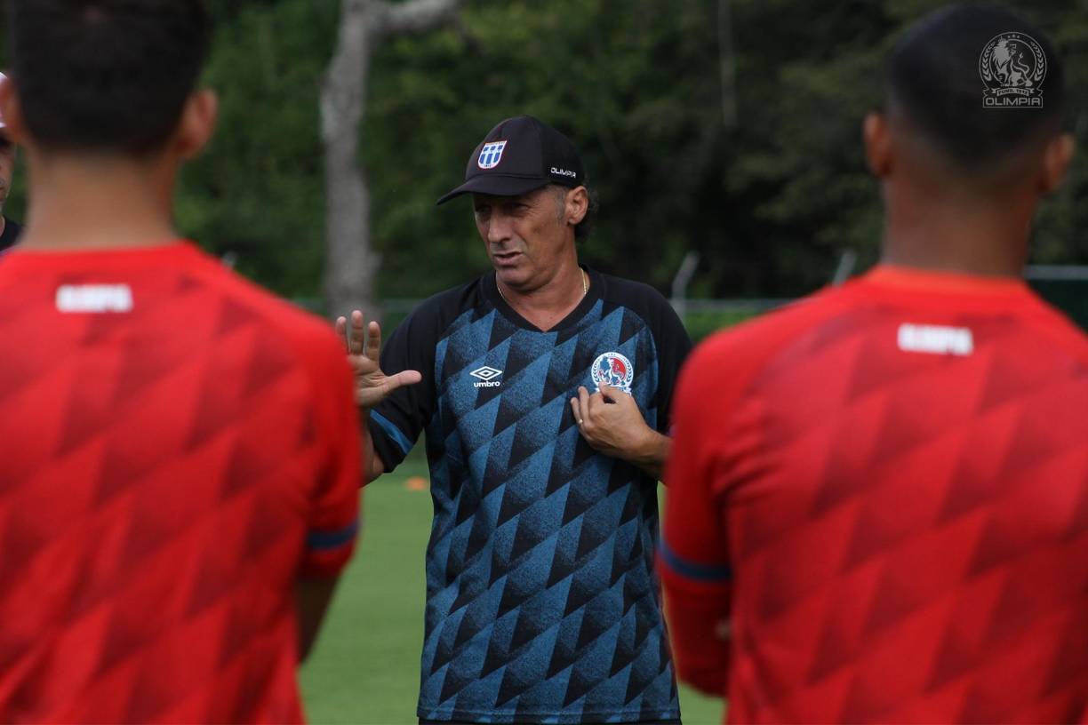 El entrenador argentino del Olimpia comentó que “ya tenemos todo listo, no puedo llevar más de 18, eso es lo que manda Concacaf. Nos toca dejar a jugadores importantes en la convocatoria, pero llevamos lo mejor que tenemos en el momentos y que han estado mejor en estos últimos partidos”.