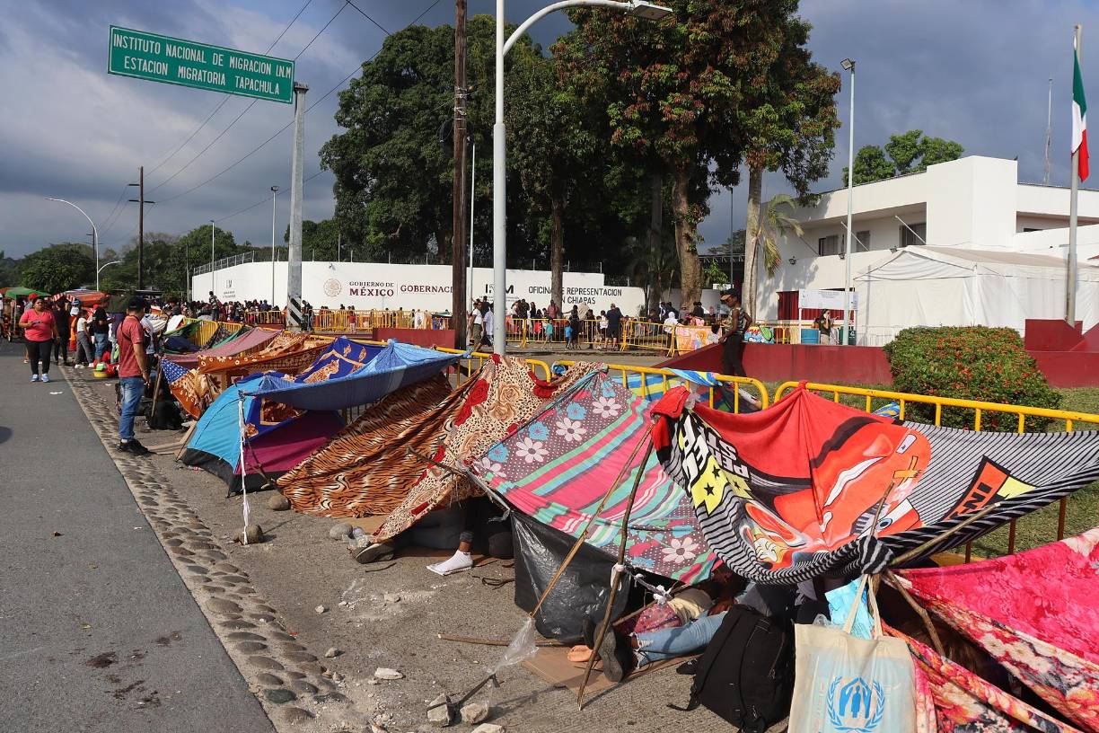 Unos 2,000 migrantes han improvisado desde el martes un campamento en la ciudad mexicana de Tapachula, estado de Chiapas, fronteriza con Guatemala, asentamiento que organizaron en lo que esperan sus documentos de tránsito legal por México.
