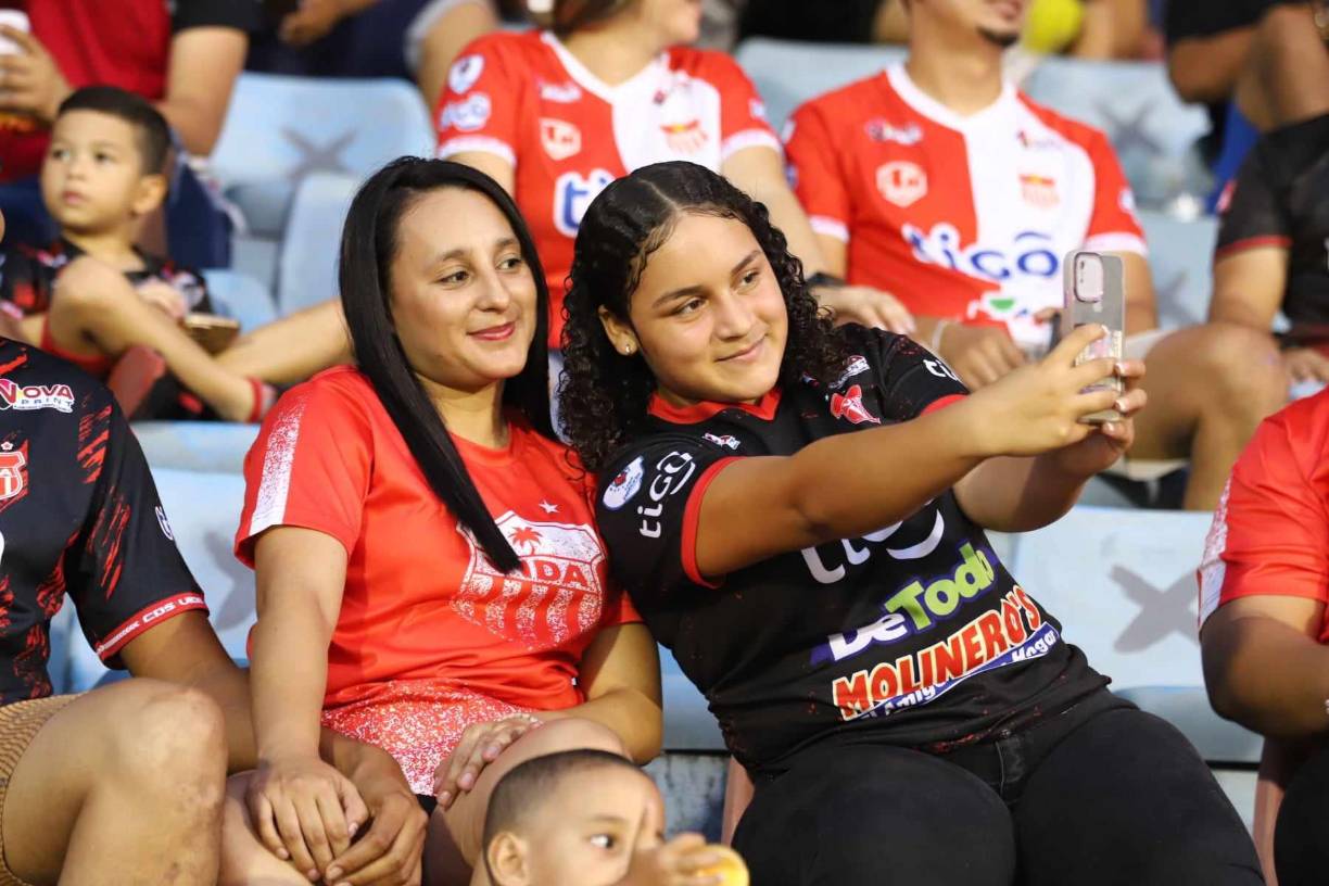 ¡Selfie para el recuerdo! Así disfrutaron estas aficionados antes de que el partido arrancará en el Estadio Ceibeño.