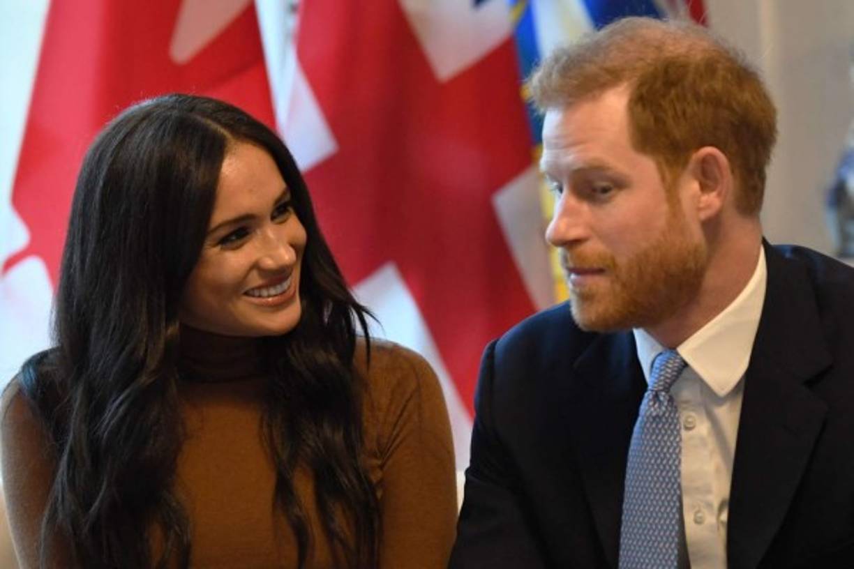 8. Envidia de la familia real a la pareja: Harry reveló que la familia real le dio la bienvenida a Meghan a la monarquía y que tenía buena relación con ellos hasta el tour en Australia, donde la pareja fue recibida por miles de personas que los aclamaban. Oprah comparó el viaje con el primer tour de la princesa Diana y el príncipe Carlos en el mismo país, retratado en The Crown, donde se muestran los celos de Carlos por la popularidad de su esposa. Harry afirmó que tras el viaje la relación de la familia cambió por completo con Meghan.