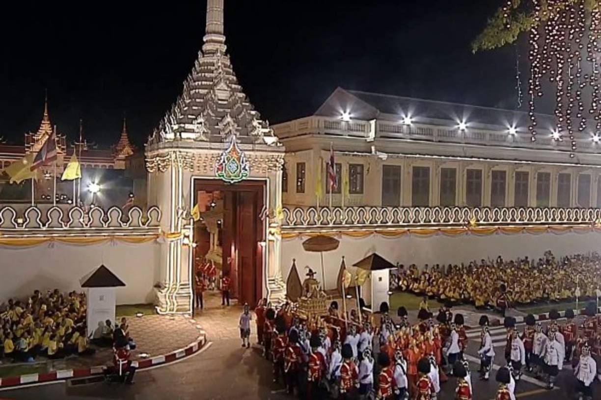 Así se explica la presencia de sacerdotes hindúes vestidos de blanco y monjes budistas con sus túnicas anaranjadas en los elaborados rituales de coronación.