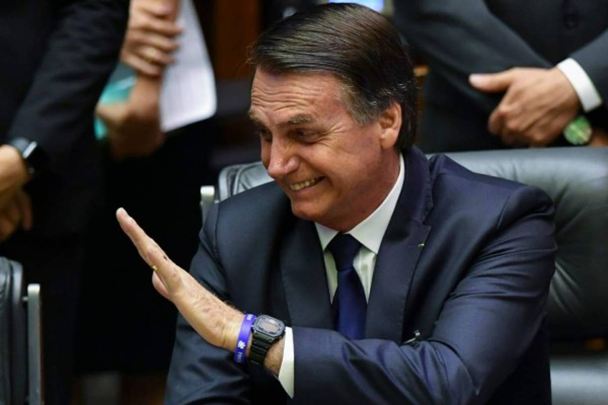 Este segundo discurso es ofrecido ante miles de personas que se congregaron frente al palacio presidencial, donde recibió el saludo de las autoridades extranjeras y encabezó la ceremonia en la que asumieron sus cargos los 22 miembros de su Gabinete.<br/>