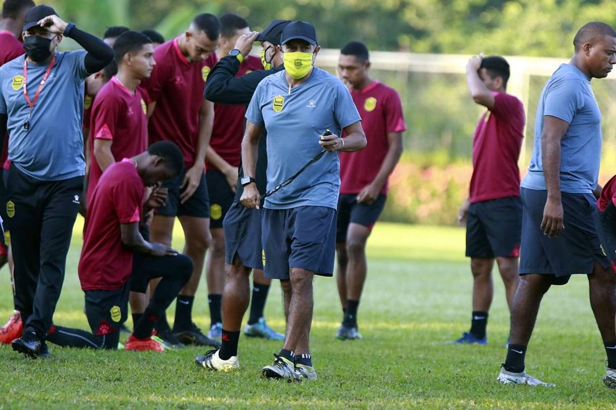 El entrenador mexicano Raúl ‘Potro‘ Gutiérrez sigue esperando un fichaje más. Real España busca un volante de calidad y en las próximas horas estaría confirmando su nombre y nacionalidad.