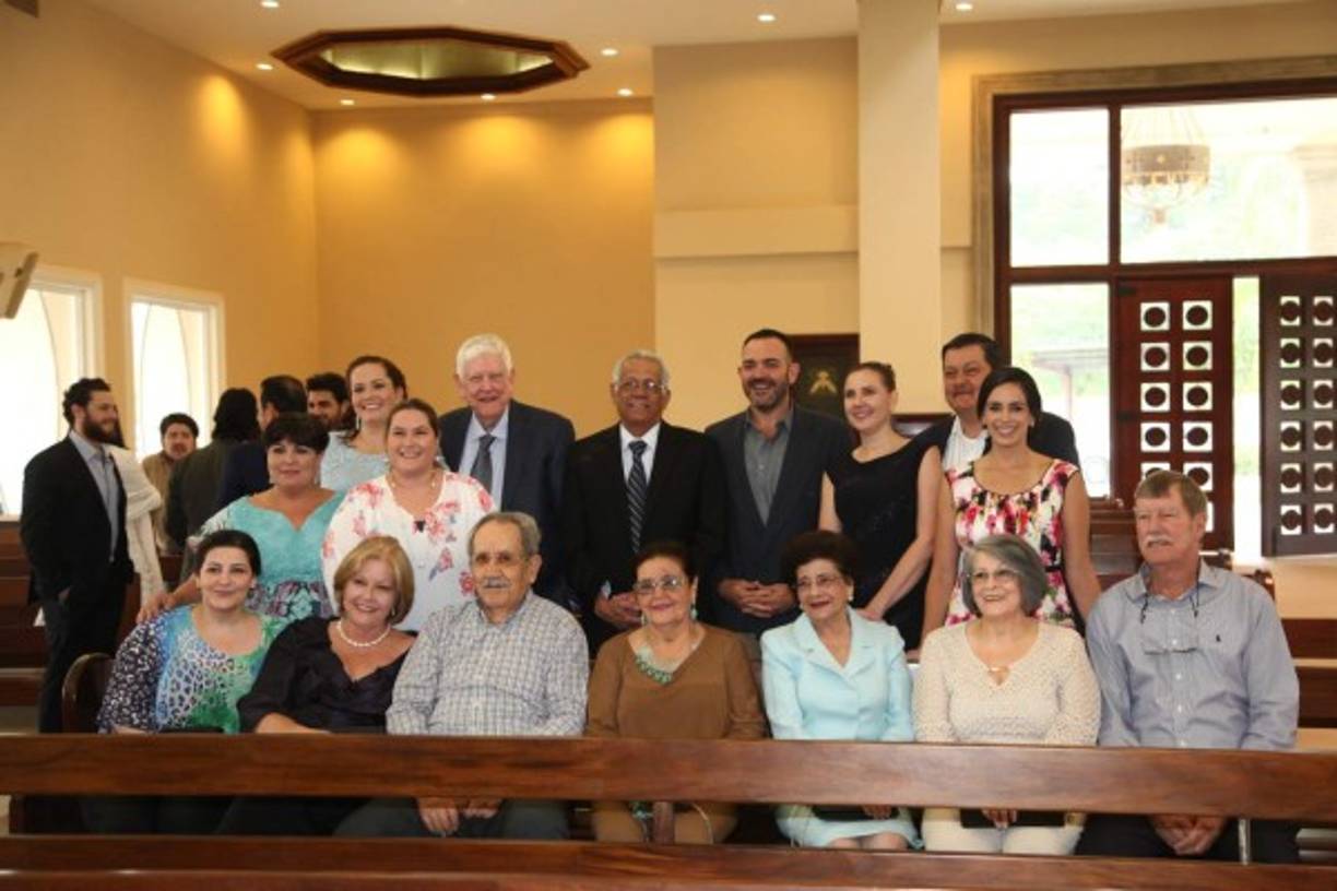 La familia Heyer en pleno junto a sus íntimos amigos acudieron a la ceremonia bautismal al atardecer. Una foto para la historia.