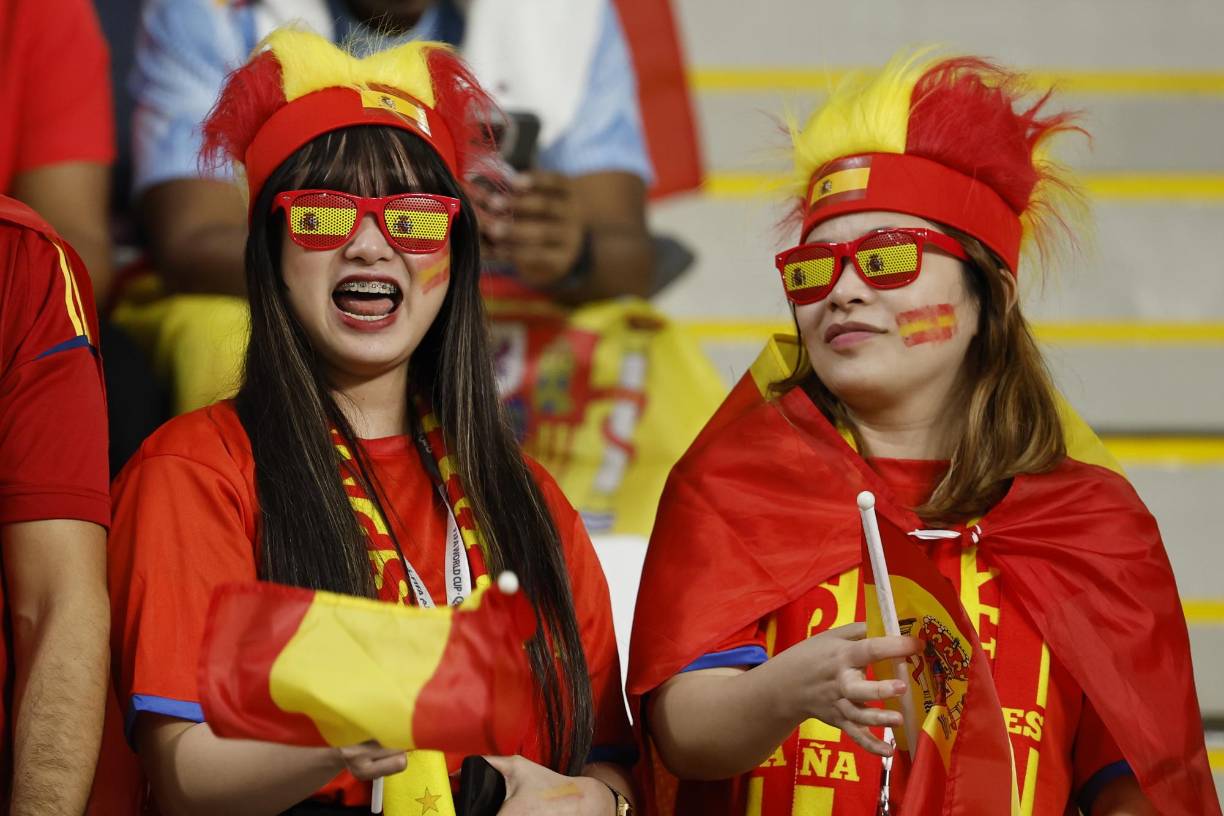 España contó con apoyo de chicas en graderías. 