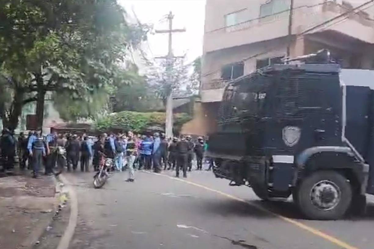 Ambos fiscales debían haber asumido el pasado 1 de septiembre, pero no fue posible por la falta de consenso entre las principales fuerzas políticas del Parlamento, en el que Libre solo cuenta con 52 votos de los 86 que se requieren como mayoría calificada.