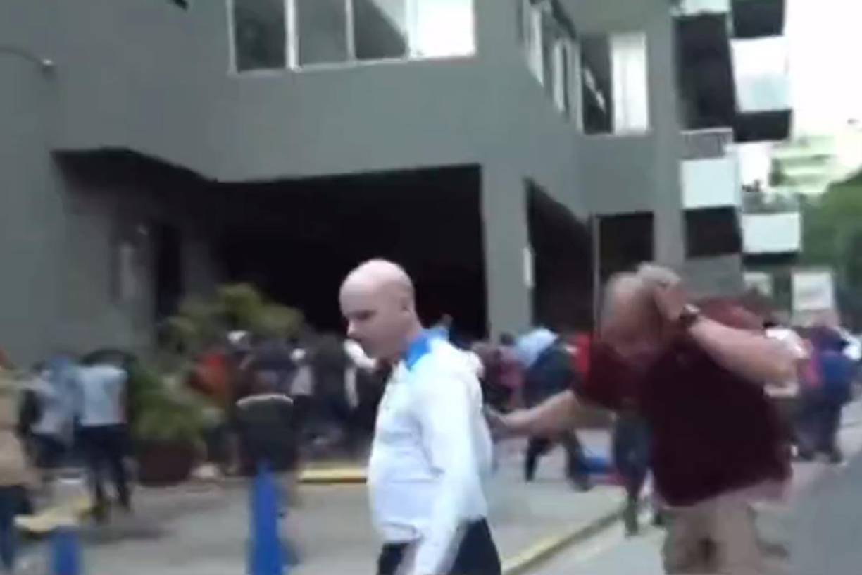 Pedro Barquero, exministro de Desarrollo Económico y miembro del BOC, dijo a periodistas que el Gobierno envió “esa turba (de gente) para que nos agredan y nos ataquen”.