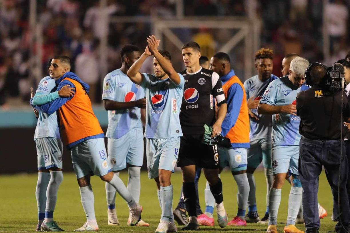 Los jugadores de Motagua al final del partido contra el Olimpia.