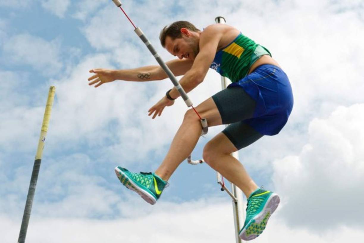 ATLETISMO. Salto con pértiga. El atleta francés Renaud Lavillenie entrena en el estadio Jean Pellez en Aubière, cerca de Clermont Ferrand, Francia, antes de los Juegos de Río.