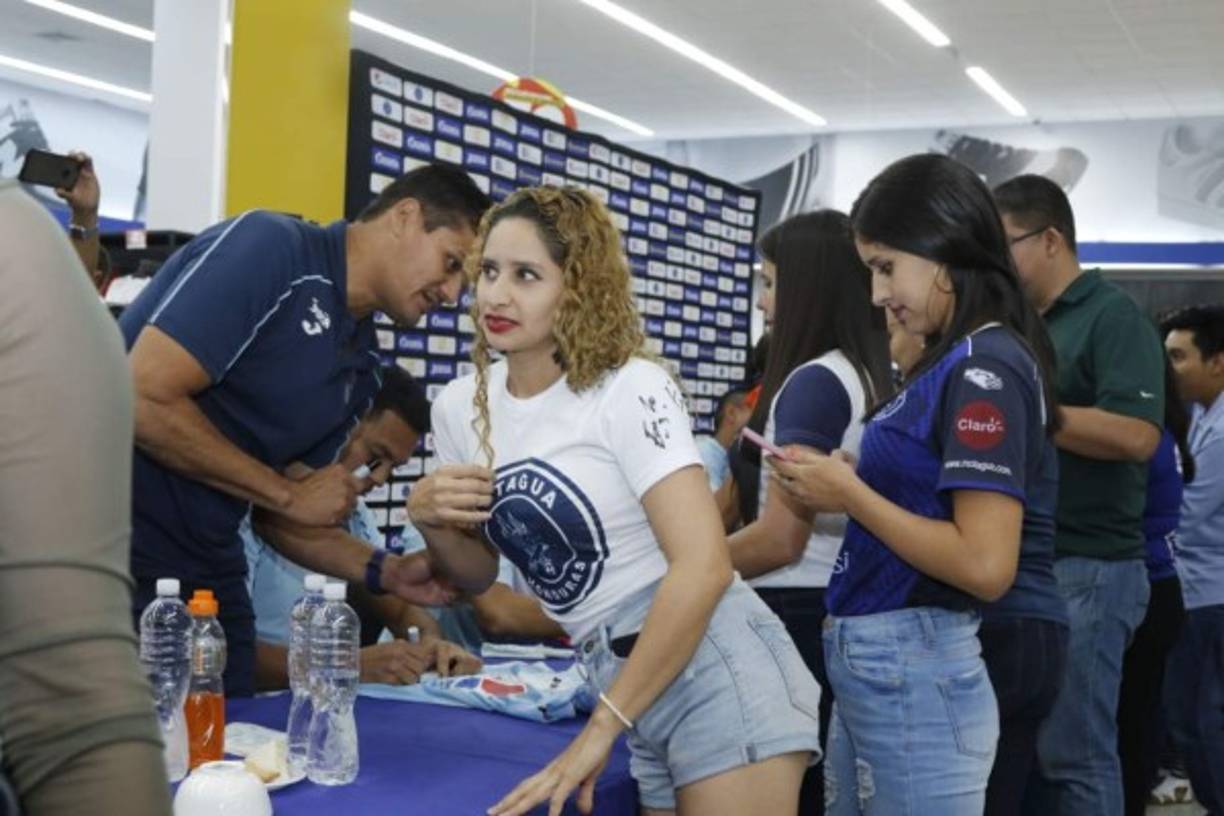 Hugo Caballero, preparador de porteros del Motagua y exarquero del club azul, compartió con estas bellas chicas.