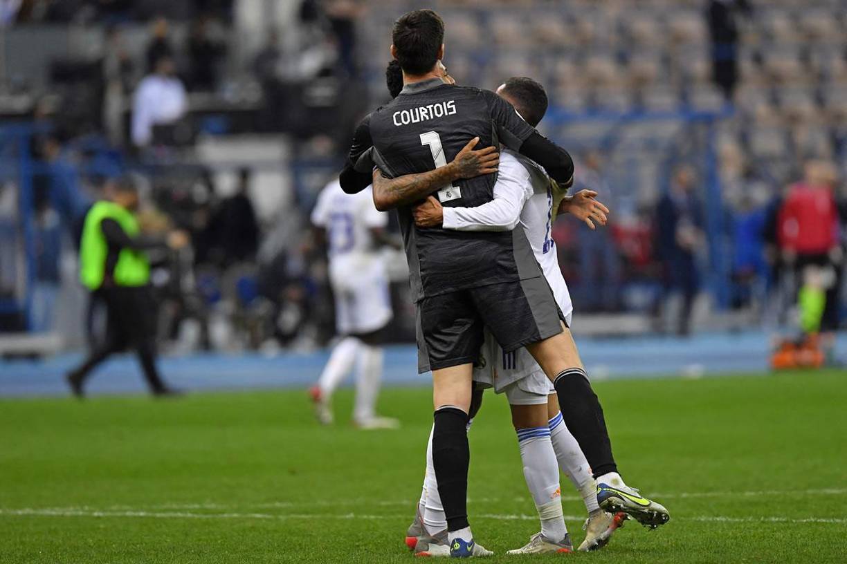 Courtois y otros jugadores del Real Madrid celebrando el gol de Fede Valverde.