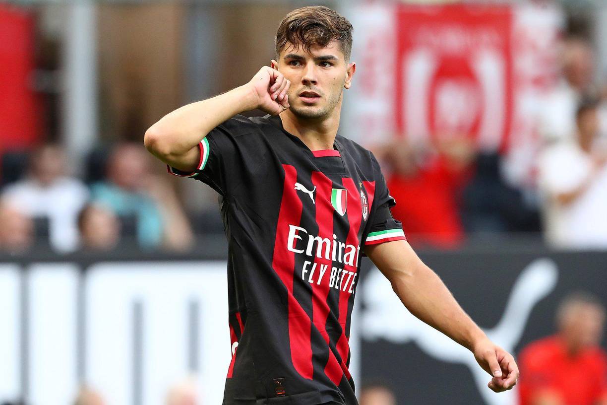 El entrenador del Real Madrid, Carlo Ancelotti, ya ha dado el visto bueno al regreso de Brahim Díaz. El italiano cree que el español ayudaría a tapar el espacio que podrían dejar jugadores como Eden Hazard y Marco Asensio. En principio, los rossoneri desean retener al jugador, pero tienen claro que los 22 millones de euros fijados en la opción de compra resultan excesivos.