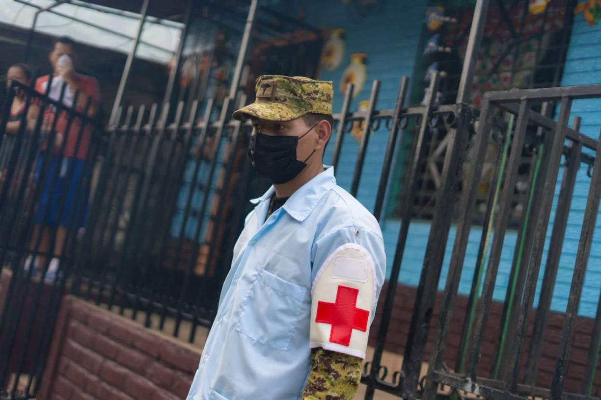 Ante esto, el ministerio de Salud con otras instituciones del Estado, como la Fuerza Armada, han redoblado las tareas de fumigación y eliminación de criaderos del mosquito en zonas residenciales en todo el país.