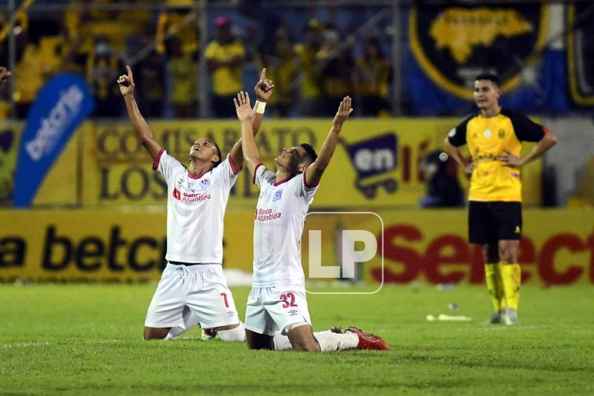 Diego Reyes y Carlos Pineda agradecen a Dios por la Copa 34 con el Olimpia.