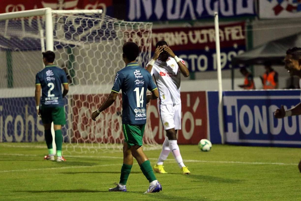 Jerry Bengtson se lamenta tras una ocasión fallada contra el Marathón.