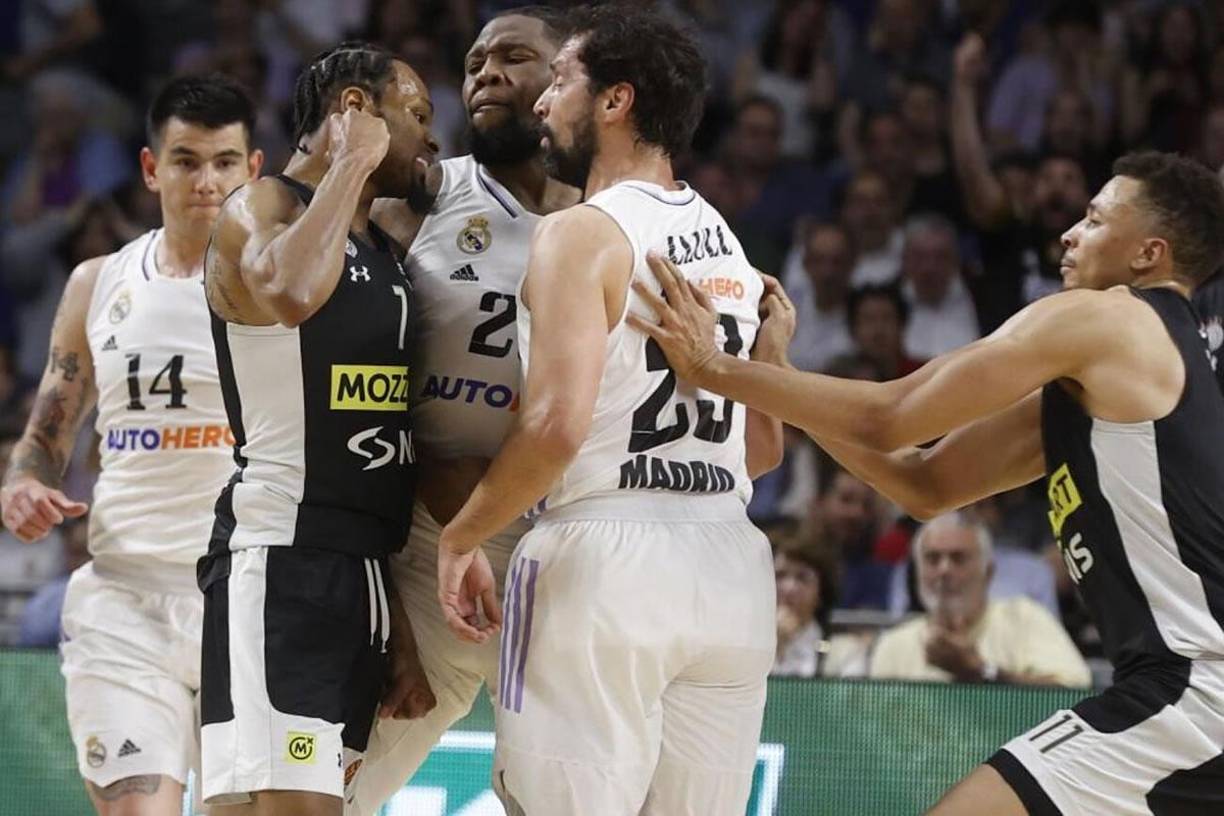 El estadounidense Kevin Punter, del Partizán, amenaza al español Sergio Llull con el puño.