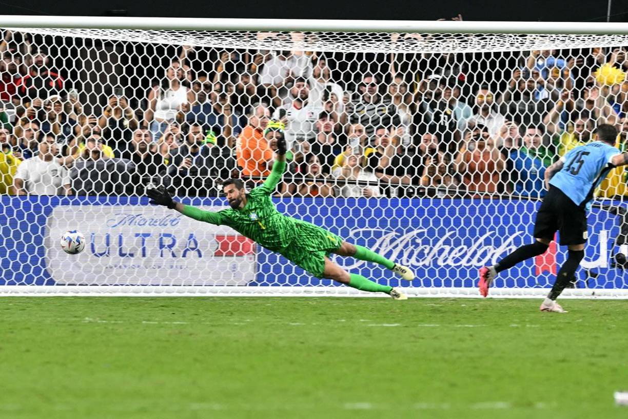 Fede Valverde enseñó el camino en la tanda con un penal perfecto, cruzado y raso, imposible para Alisson.