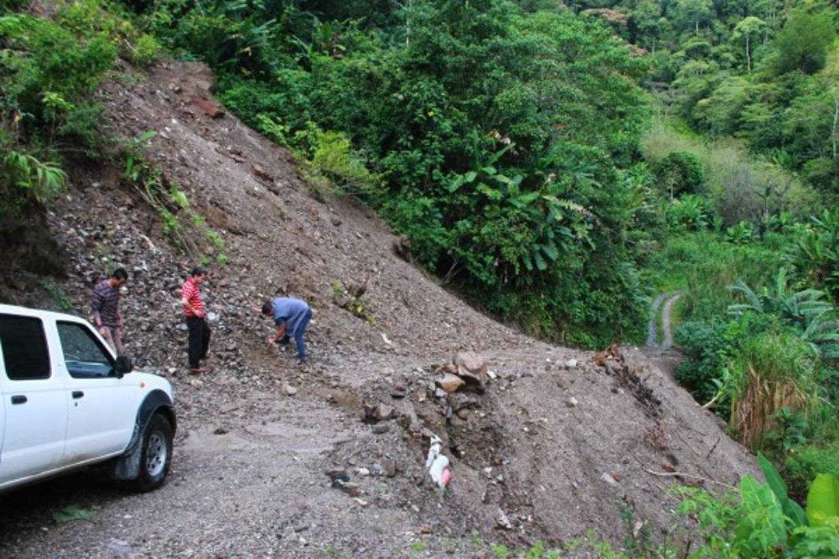 Una calle en mal estado muestra la dificultad para acceder al lugar.