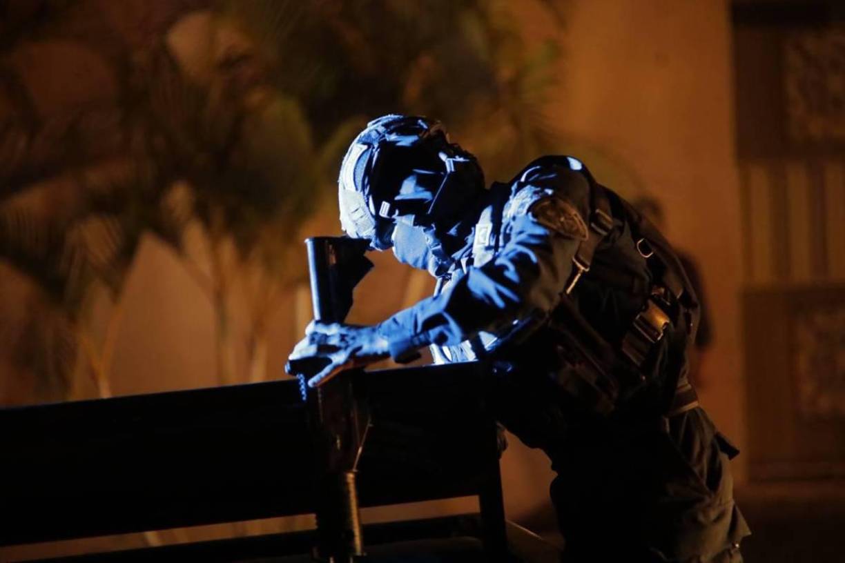 Los oficiales hondureños habían comenzado a hacer un cerco alrededor de la casa de Hernández desde la tarde, pero fue durante la noche cuando el asedio se hizo más evidente.