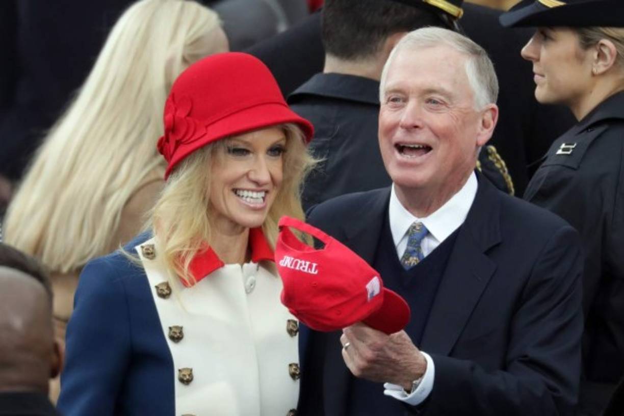 Kellyanne Conway, la exjefa de campaña del magnate, utilizó un abrigo de 3,600 dólares para la investidura.