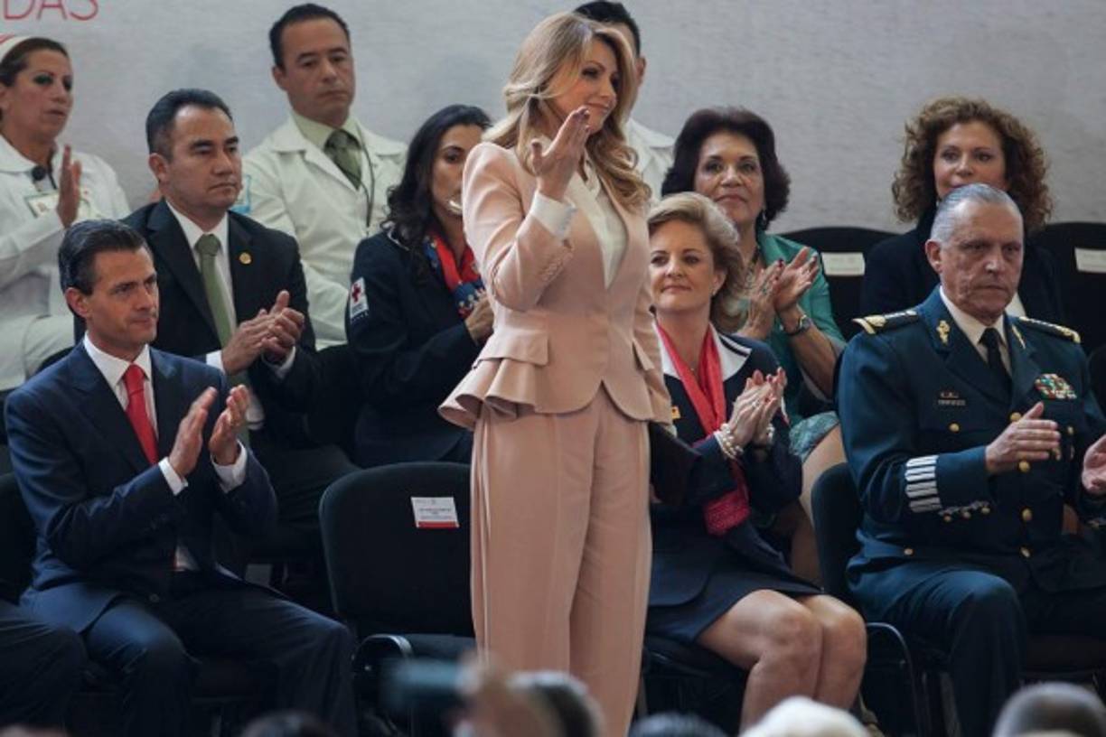 Su diverso y moderno vestuario incluyó trajes sastres de colores pasteles, estos fueron de sus preferidos.