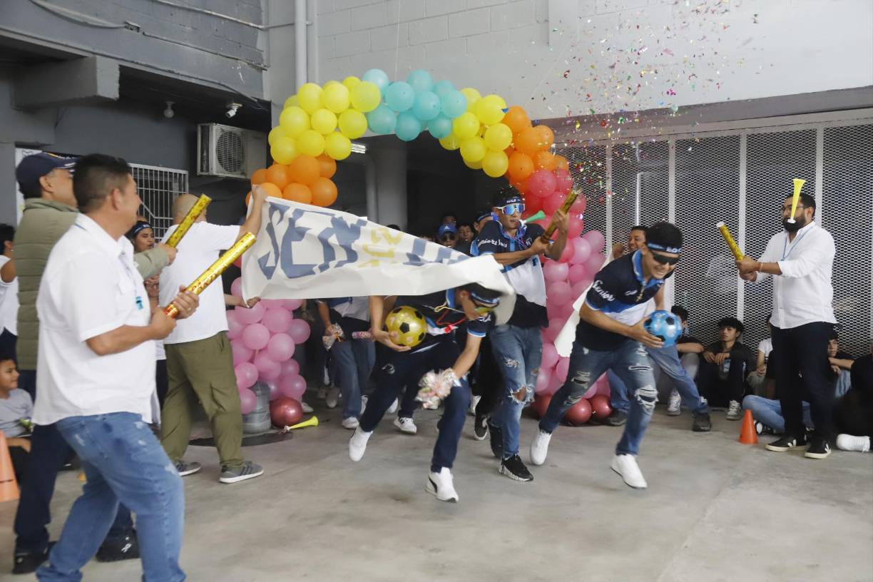 Así hicieron su entrada los futuros bachilleres de la Academia Villasturias. 