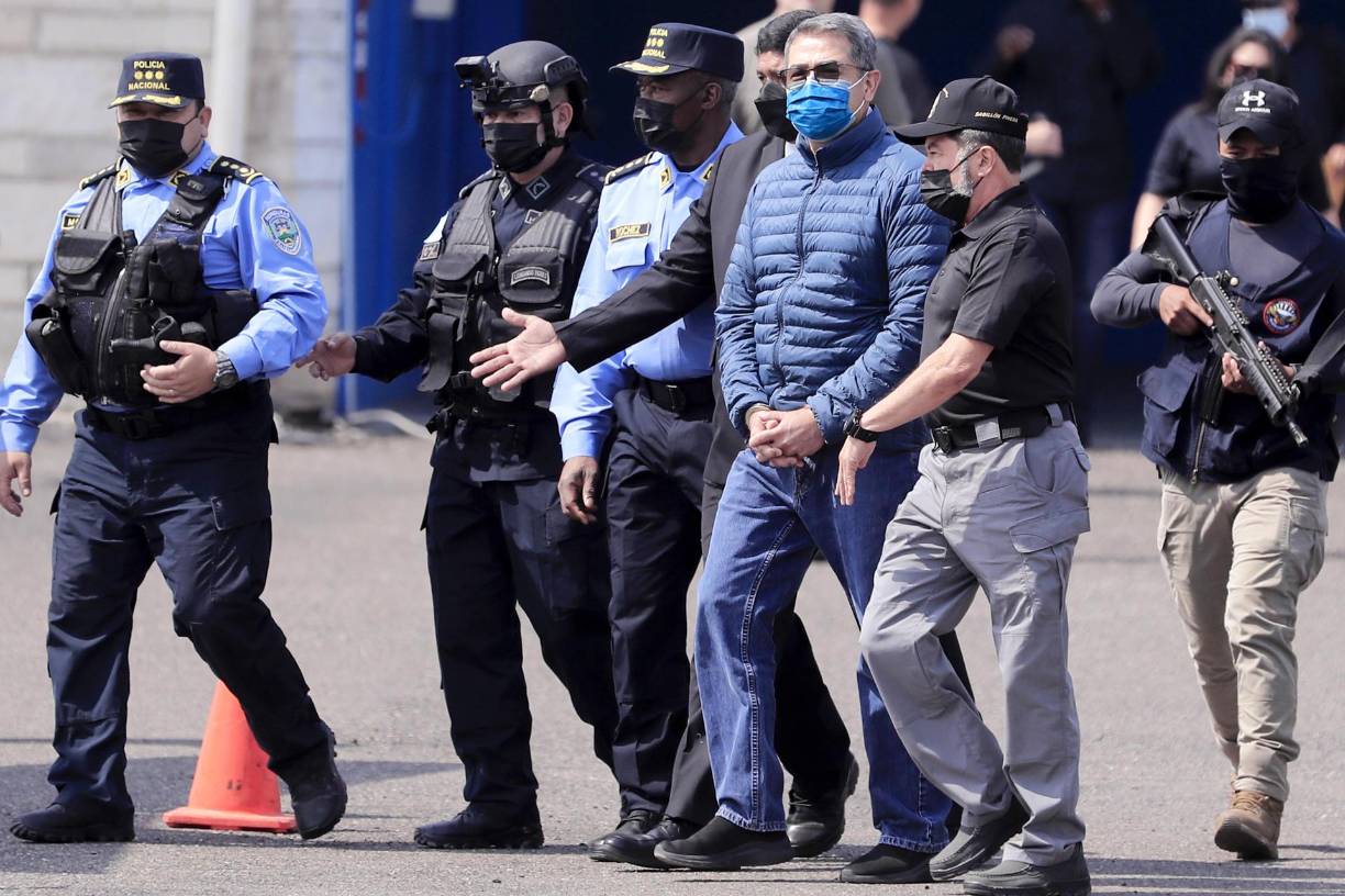 El expresidente de Honduras Juan Orlando Hernández, condenado este miércoles a 45 años de cárcel y 5 de libertad vigilada por el delito principal de narcotráfico, es el último de una larga serie de dirigentes políticos latinoamericanos que acaban sus días en un tribunal o una cárcel de EE.UU. -o juzgados en su país tras ser extraditados por Estados Unidos- por delitos relacionados con las drogas o la corrupción. 