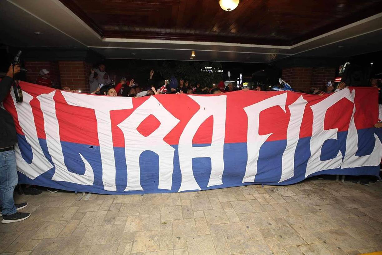 Diario La Prensa estuvo presente en el hotel de concentración del Olimpia, donde los aficionados merengues le mostraron todo su respaldo al equipo.