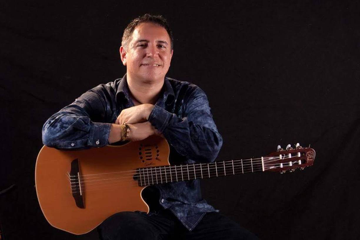 Guillermo Anderson, el eterno cantante ceibeño que representó al país en conciertos internacionales. Famoso por cantarle a la Novia de Honduras y al ecoturismo. Falleció el 6 de agosto de 2016, pero nació la leyenda y su música sigue vigente. 