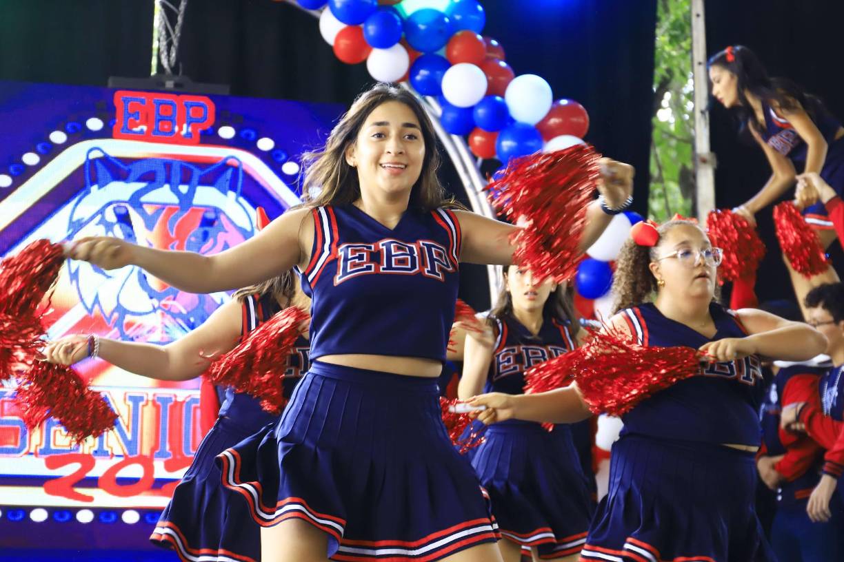 Una jovial y emocionante fiesta se ha desarrollado en el Instituto Bilingüe Episcopal “El Buen Pastor”, donde 36 seniors se dieron cita para culminar su entrada, como previa al comienzo de clases. Los padres de familia y docentes del colegio, así como los demás alumnos de primaria y secundaria presenciaron un show coreográfico, así como la animación del reconocido Dj Luna. 