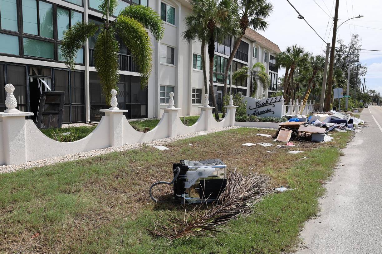 Si bien los floridanos saben sortear los huracanes y la zona está preparada para ellos, la cantidad e intensidad de estos “tornados de giro rápido” que brotaron del huracán Milton es algo nuevo. EFE