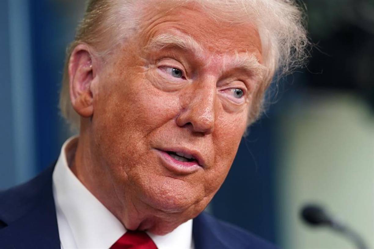 Su mensaje contrasta con la postura del presidente de Estados Unidos, Donald Trump, quien en una rueda de prensa previa en la Casa Blanca dijo no conocer los motivos pero insinuó que la culpa habría sido del piloto del helicóptero.