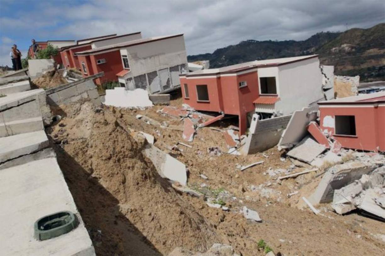 5. En 2014, la Alcaldía del Distrito Central declaró zona inhabitable el fracasado proyecto, debido al alto riesgo de deslizamiento.