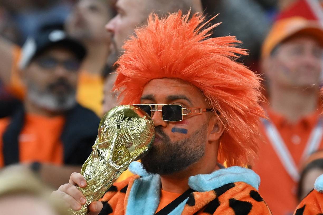 Un aficionado posando con la Copa del Mundo durante el encuentro.