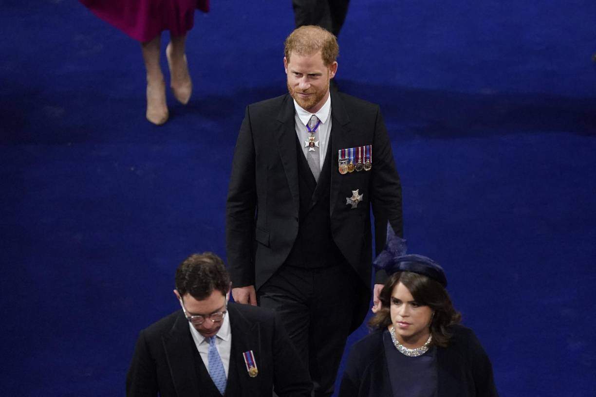 Por lo que Harry cumplió con lo prometido, solo estaría presente durante la ceremonia, pero no es las celebraciones posteriores a la coronación de su padre. 