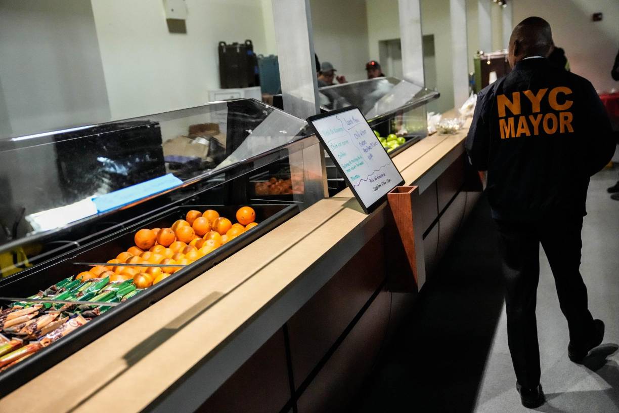 El alcalde de la ciudad de Nueva York, Eric Adams, recorrió este martes un albergue habilitado en una terminal de cruceros en Brooklyn, en el que las autoridades buscan dar refugios a unos 1,000 hombres migrantes, tras la protesta de un grupo de indocumentados que se niega a abandonar un hotel en Nueva York para ser trasladados a estas instalaciones.