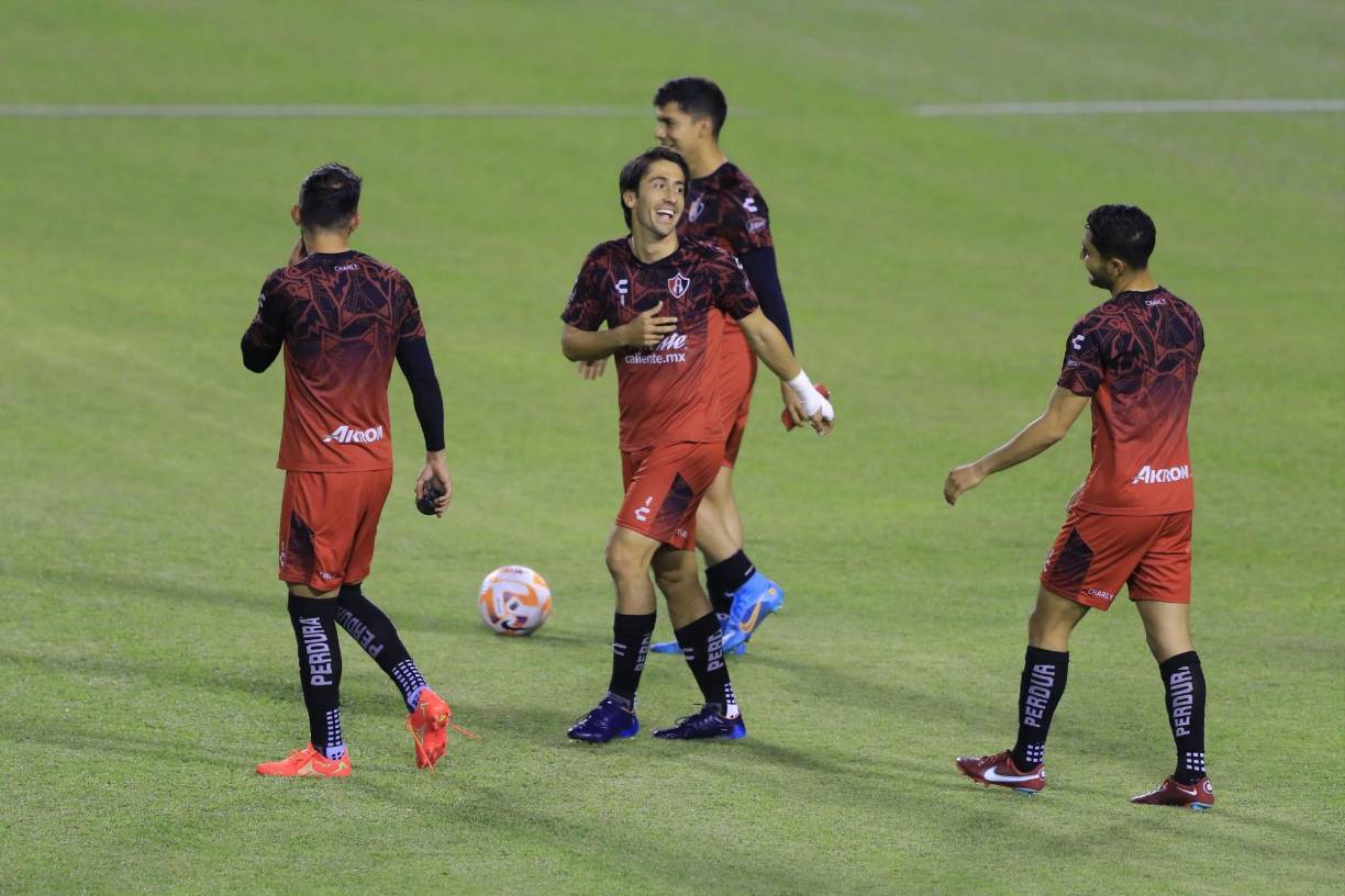 El lateral derecho Javier Abella lució sonriente en el entrenamiento realizado .