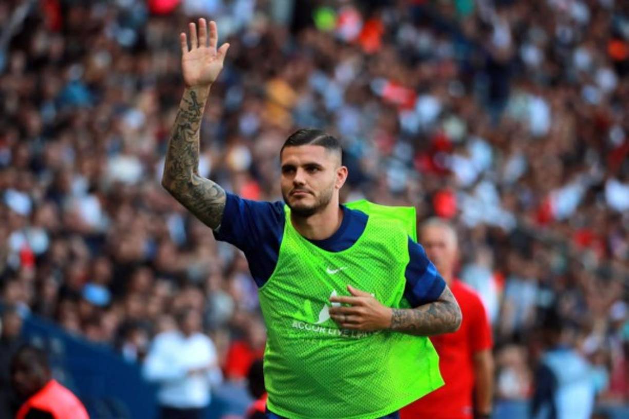Mauro Icardi saludando a los aficionados del PSG al momento que salía a calentar a la orilla del campo.
