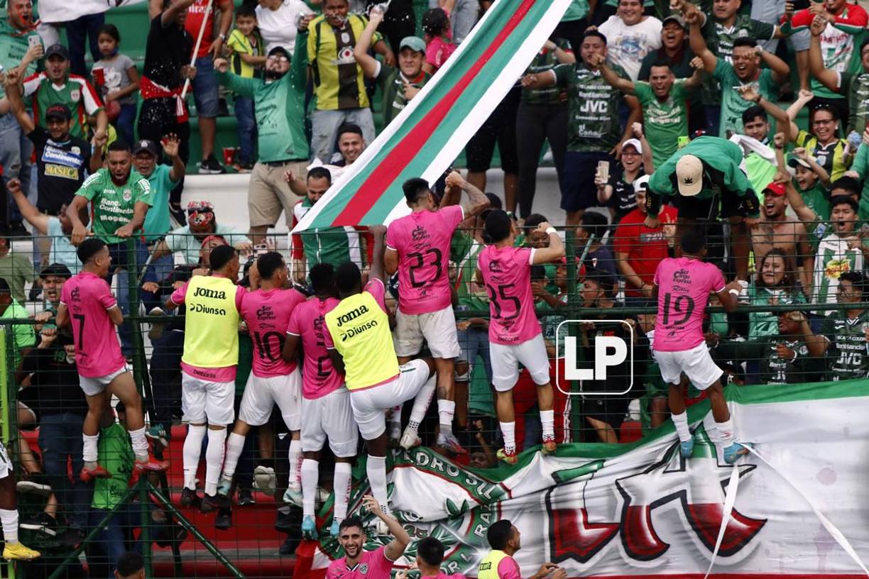 Los jugadores del Marathón se subieron al alambrado para festejar con los aficionados del Marathón el 2-0 de Juan Vieyra.